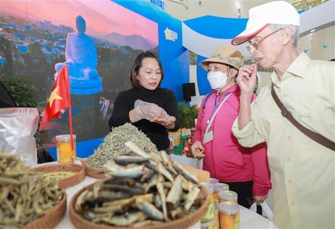 Посетители знакомятся с отечественной продукцией на Осенней ярмарке 2025 года (Фото: ВИА).