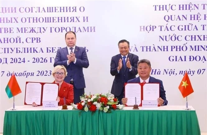 Премьер-министр Беларуси Роман Головченко (стоит слева) и председатель Народного комитета Ханоя Чан Ши Тхань стали свидетелями подписания программы сотрудничества по реализации договора о дружбе и сотрудничестве между Ханоем и Минском на 2023 год. (Фото: ВИA)