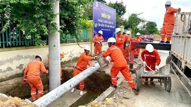 EVNHANOI проводит учения по обеспечению безопасности электросетей в условиях сложных погодных условий, таких как штормы и наводнения. (Фото: ВИA)