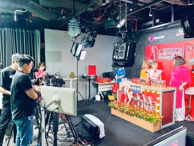 Прямая трансляция распродажи на TikTok. (Фото: thesaigontimes.vn)