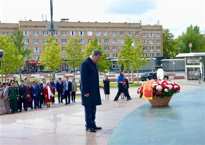 Генеральный секретарь ЦК КПВ То Лам, его супруга и высокопоставленная вьетнамская делегация на площади Ле Зуан в Москве 10 мая. (Фото: ВИA)