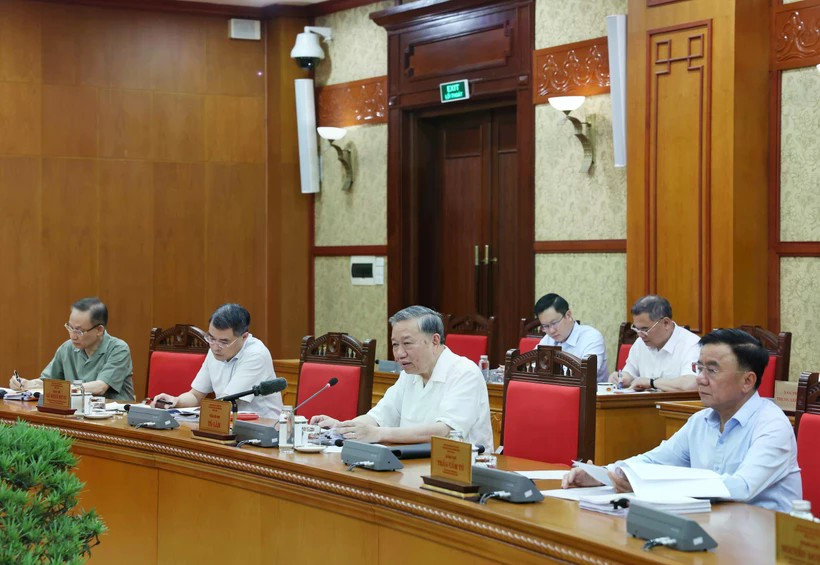 Генеральный секретарь ЦК КПВ То Лам (второй справа) выступает на заседании Секретариата ЦК КПВ (Фото: ВИA)