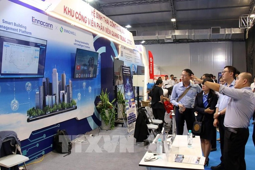 Посетители Международной выставки технологий 2025 (iTech Expo 2025) в городе Хошимин (Фото: ВИA)