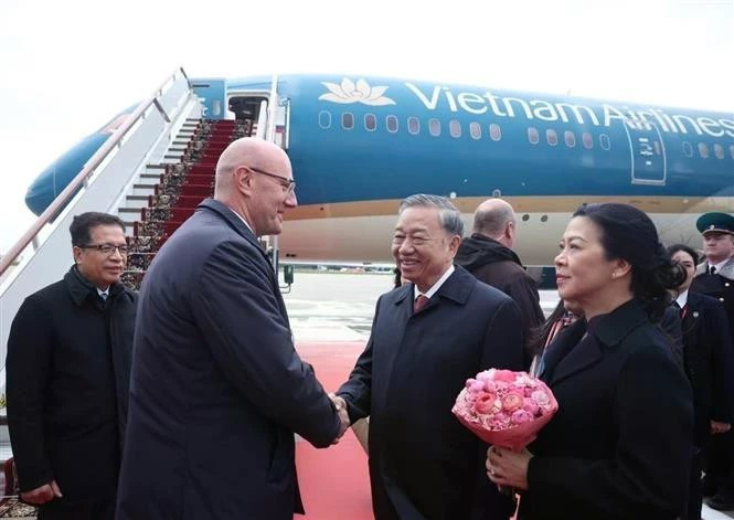 Заместитель председателя правительства РФ Дмитрий Чернышенко (слева) попрощается с генеральным секретарем партии То Ламом и его супругой (Фото: ВИA)