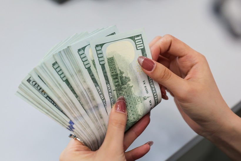 Согласно проекту директивы SBV, о электронных переводах от 1000 долларов США во вьетнамском IFC необходимо сообщать. (Фото: ВИA)