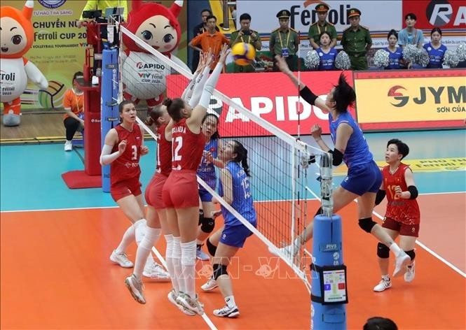 Вьетнамские и российские футболисты в финальном матче VTV Ferroli Cup 2025. (Фото: ВИA)