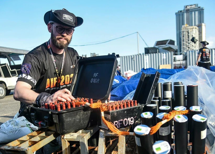 Финская команда устанавливает более 15 000 фейерверков (Фото: ВИA)