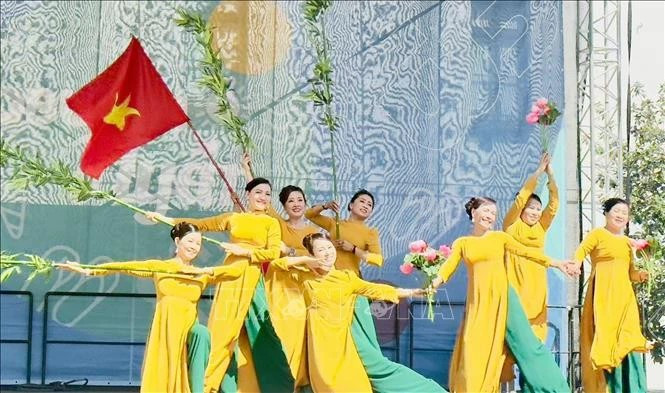 Художественное представление на Днях вьетнамской культуры в Будапеште, Венгрия. (Фото: ВИA)