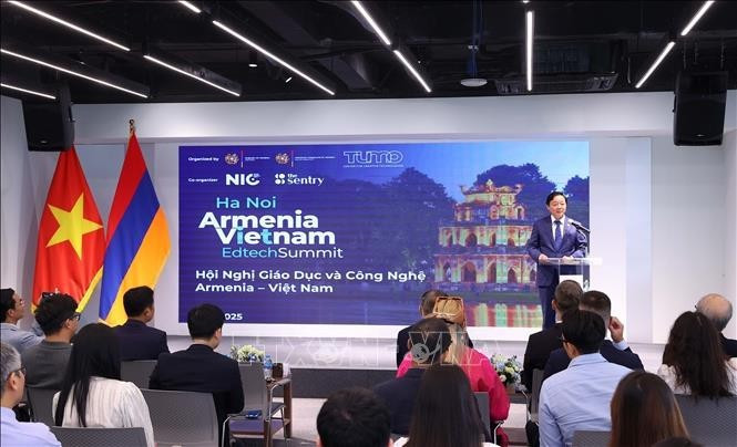 Заместитель премьер-министра Чан Хонг Ха выступает на саммите «Армения – Вьетнам: образование и технологии – 2025» 23 сентября. (Фото: ВИA)