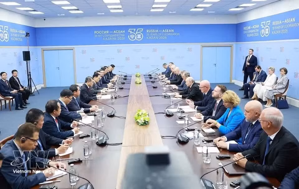 Премьер-министр Ле Минь Хынг встречается с Президентом России Владимиром Путиным. Фото: ВИА.