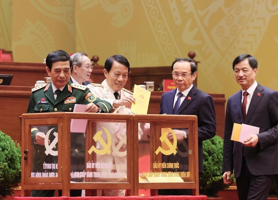 Делегаты опускают бюллетени для избрания Центрального комитета КПВ XIV созыва. Фото: ВИА