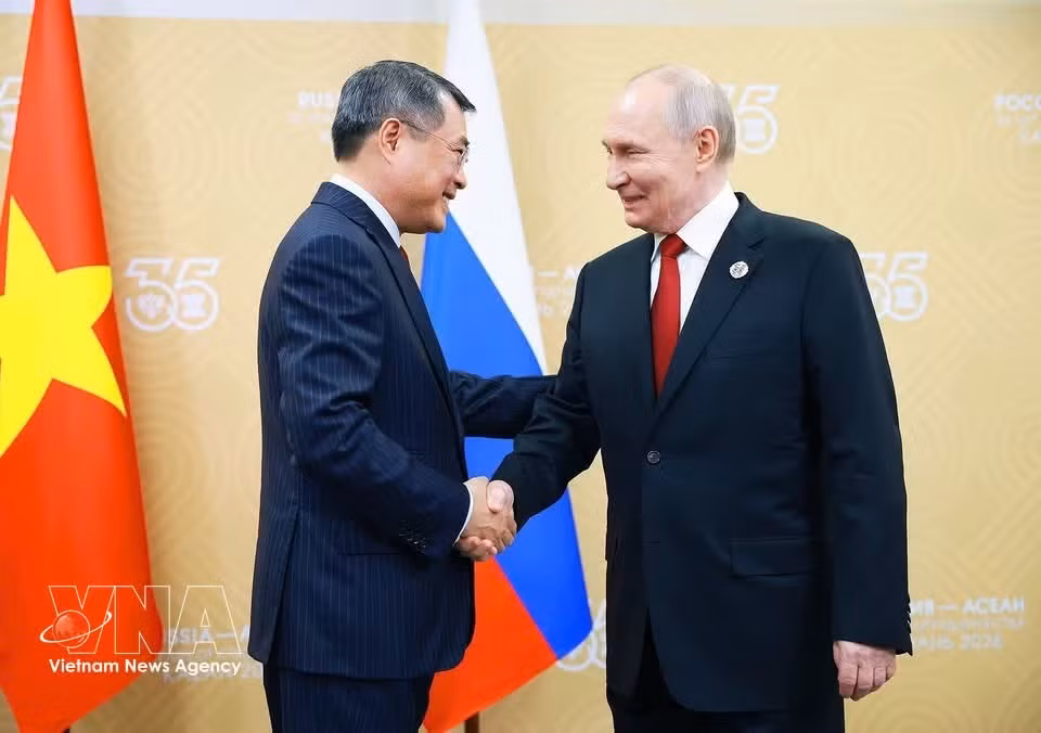  Премьер-министр Ле Минь Хынг встречается с Президентом России Владимиром Путиным. Фото: ВИА.