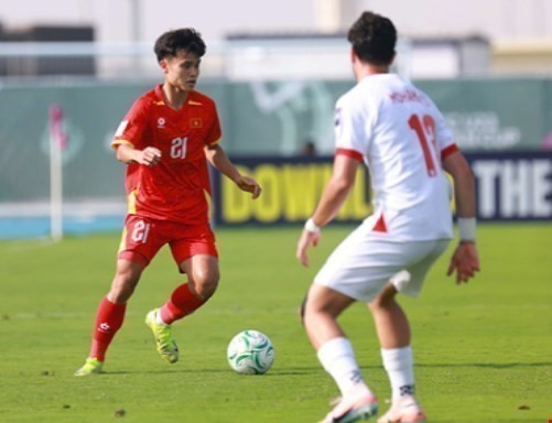 №21 Минь Фук (U23 Вьетнам) демонстрирует очень самоотверженную игру. (Фото: источник AFC/ВИА)