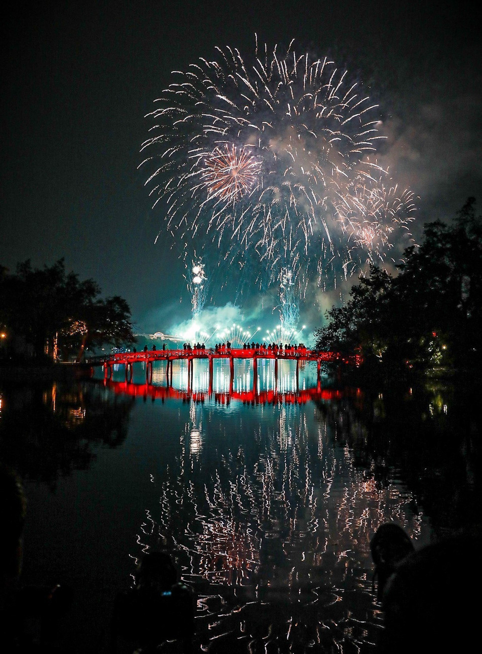 Фейерверк над озером Хоанкием. (Фото: ВИА)