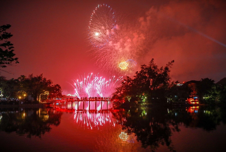 Фейерверк над озером Хоанкием. (Фото: ВИА)