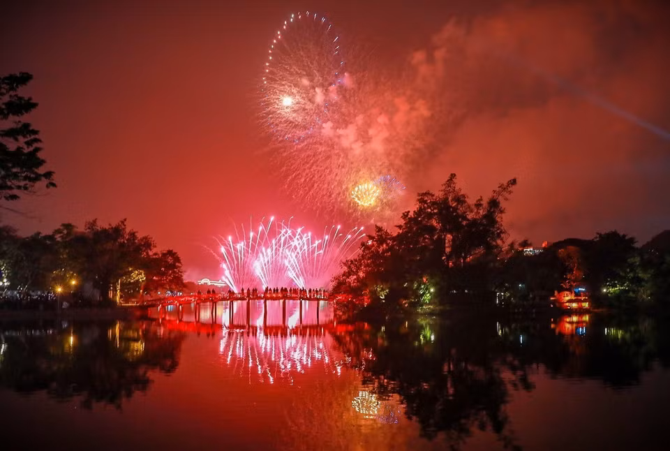 Фейерверк над озером Хоанкием. (Фото: ВИА)