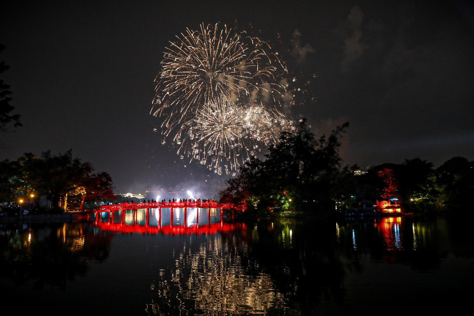 Фейерверк над озером Хоанкием. (Фото: ВИА)