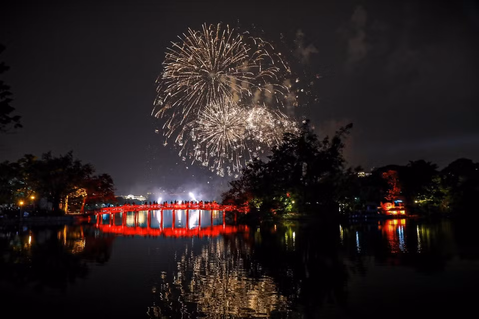 Фейерверк над озером Хоанкием. (Фото: ВИА)