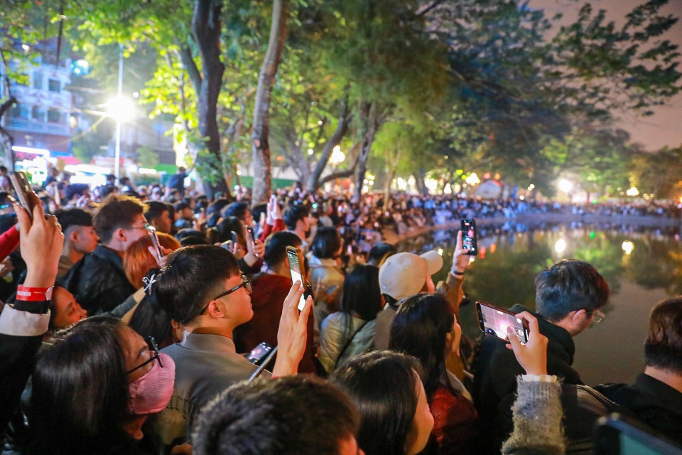Множество жителей и гостей столицы собрались вокруг озера Хоанкием, чтобы наблюдать за фейерверком в честь встречи Нового 2026 года. (Фото: ВИА)