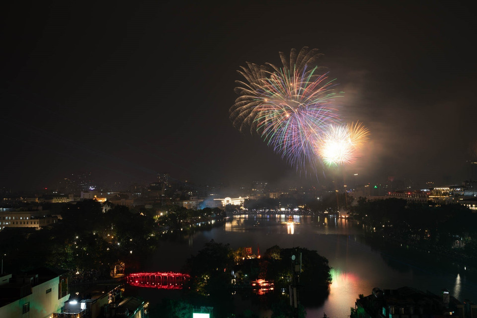 Яркие фейерверки в момент перехода от старого года к встрече Нового 2026 года в районе озера Хоанкием. (Фото: ВИА)