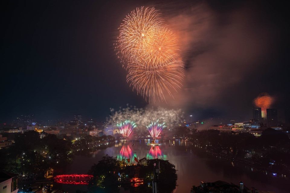 Яркие фейерверки в момент перехода от старого года к встрече Нового 2026 года в районе озера Хоанкием. (Фото: ВИА)