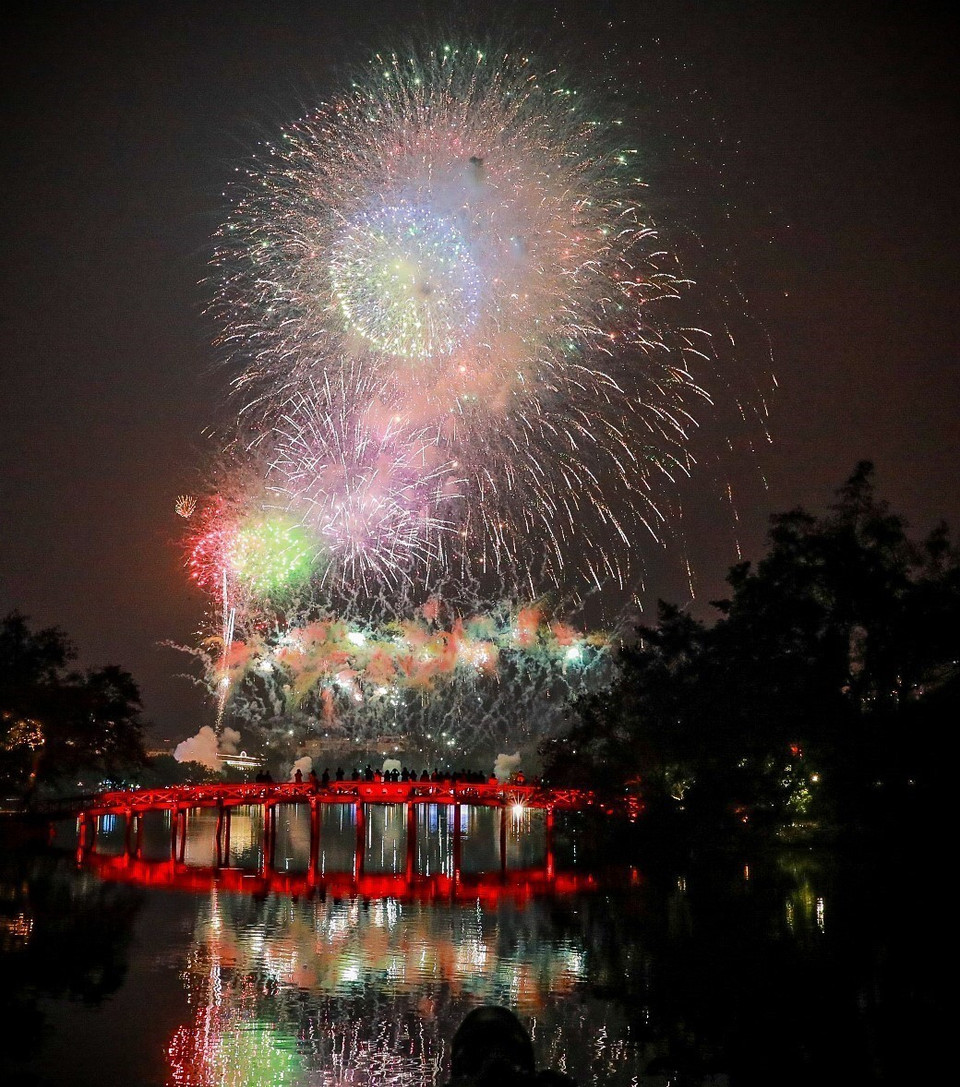 Фейерверк над озером Хоанкием. (Фото: ВИА)