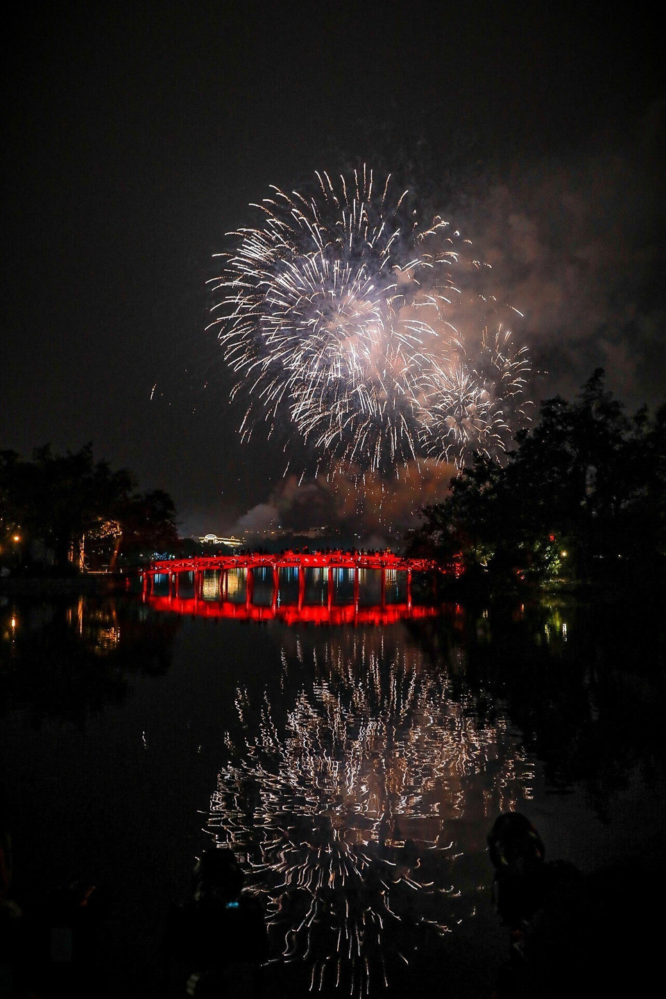 Фейерверк над озером Хоанкием. (Фото: ВИА)