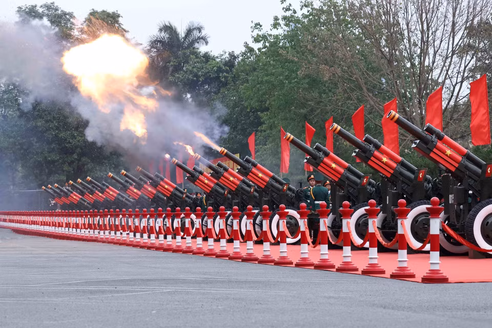 Церемония артиллерийского салюта из 21 залпа в честь государственного визита Президента Республики Корея Ли Чжэ Мён и его супруги во Вьетнам. Фото: ВИА