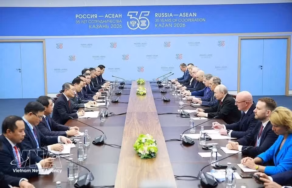 Премьер-министр Ле Минь Хынг встречается с Президентом России Владимиром Путиным. Фото: ВИА.