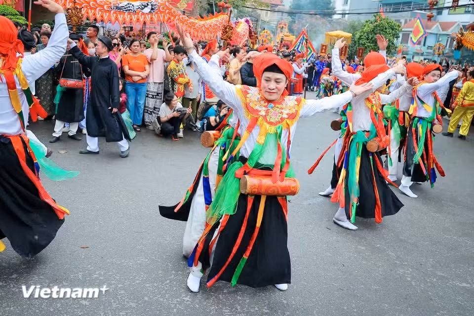 С напудренными лицами, ярко накрашенными губами, румяными щеками, в женских нарядах и с барабанами бонг на груди исполнители танцуют, выполняя чрезвычайно кокетливые, тесно переплетающиеся друг с другом движения. (Фото: Vietnam+).