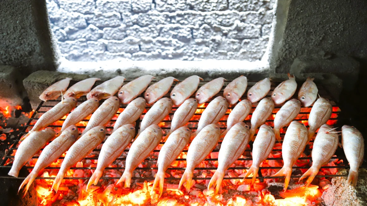 Традиционная деревня по запеканию морской рыбы в коммуне Зьенчау «пылает огнём» накануне Тэта