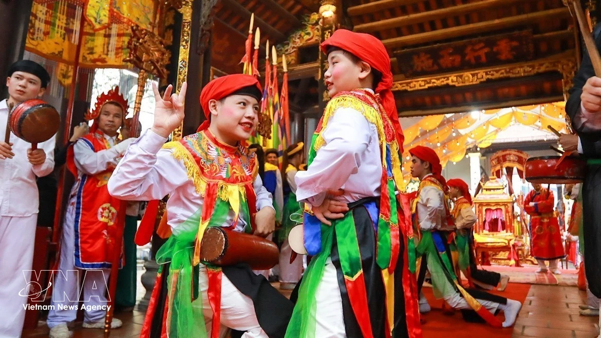 Вернуться в Чьеу-кхук, чтобы увидеть, как юноши, переодетые женщинами, исполняют древний танец