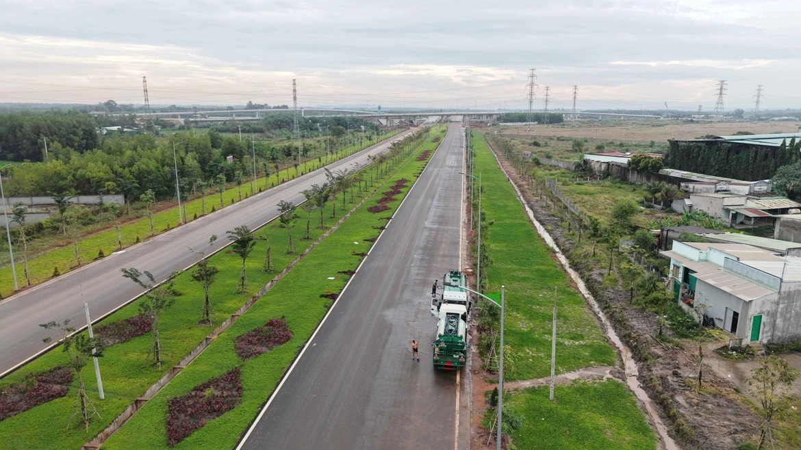 Зелёные оттенки на дороге, ведущей к аэропорту Лонгтхань