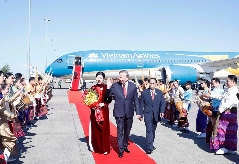 Генерального секретаря Партии То Лама и его супругу Нго Фыонг Ли приветствуют в международном аэропорту Ваттай. (Фото: ВИА) 