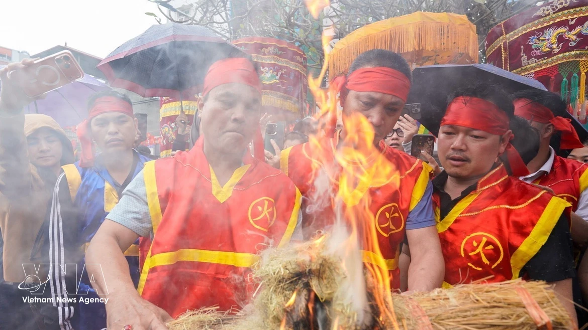 Ханой: В деревню Тхикам — посмотреть фестиваль добывания огня и соревнование по варке риса