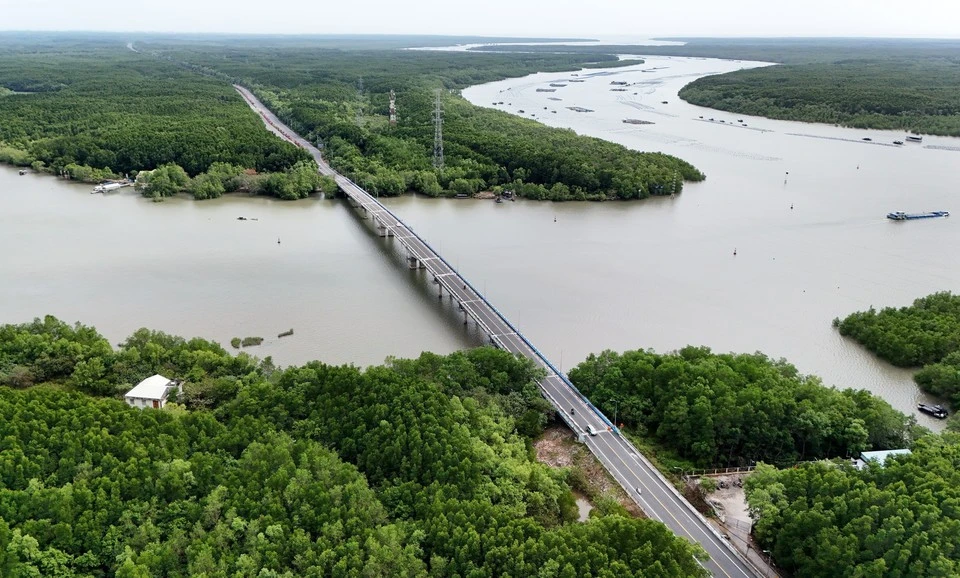 Вид с воздуха на дорогу Рансак, проходящую через мангровые леса Канжо. (Фото: ВИА)