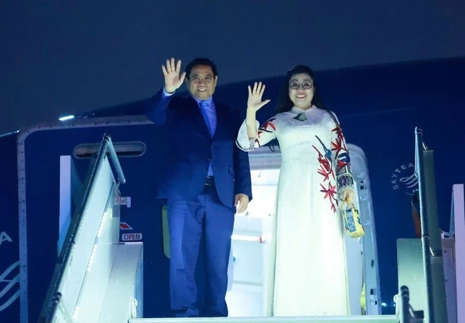 Премьер-министр Фам Минь Тьинь и его супруга вылетели из Алжира в Южную Африку для участия в саммите G20. (Фото: ВИА)