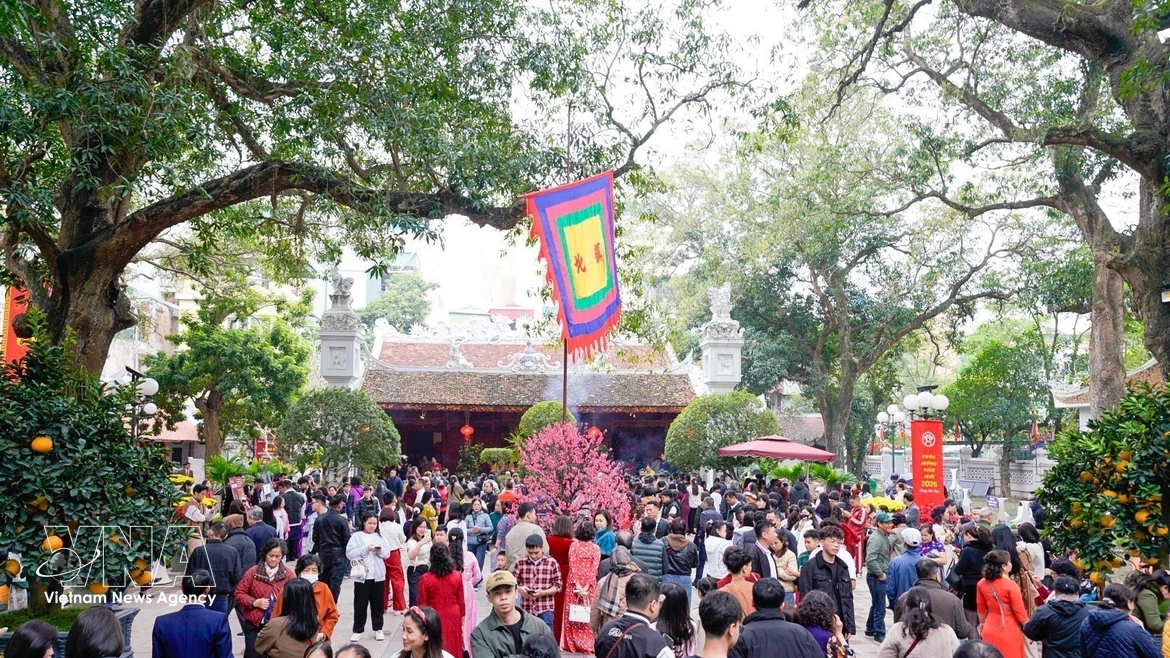 Паломничество к четырём храмам-хранителям Тханглонга в начале весны