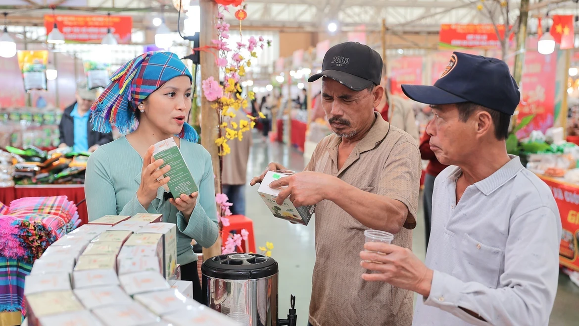 Оживлённая атмосфера покупок на Весенней ярмарке