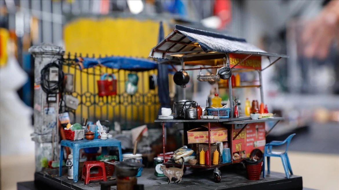 Юноша превращает угол ханойских улиц в живую миниатюру