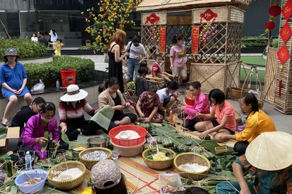 Жители жилого комплекса «Анфу» (город Тхудык) вместе заворачивают баньчынг, готовясь к празднованию Тэта (Фото: ВИА)