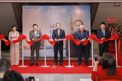 Делегаты приняли участие в церемонии перерезания ленточки на открытии выставки «Следы Хо Ши Мина на родине Октябрьской революции» (Фото: ВИА)