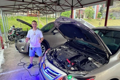 Чан Ань Диеп на своей Toyota Corolla Altis спасал автомобили бесплатно (Фото: NVCC)