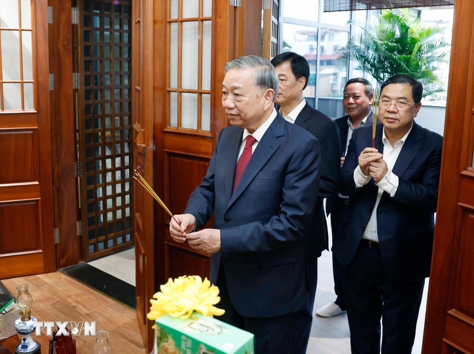 Генеральный секретарь То Лам возложил благовония в память о Генеральном секретаре Нгуен Фу Чонге. Фото: ВИА.