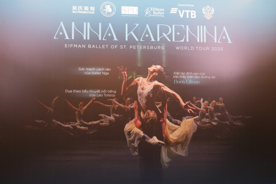 В рамках мирового гастрольного тура 2025 года знаменитый балет «Анна Каренина» представит шесть спектаклей во Вьетнаме: в Городском театре Хошимина с 27 по 29 ноября и во Дворце дружбы Вьетнам–СССР (Ханой) с 3 по 5 декабря.