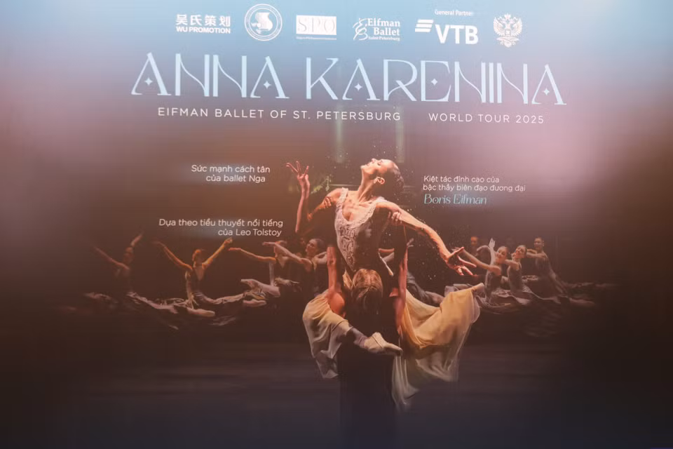 В рамках мирового гастрольного тура 2025 года знаменитый балет «Анна Каренина» представит шесть спектаклей во Вьетнаме: в Городском театре Хошимина с 27 по 29 ноября и во Дворце дружбы Вьетнам–СССР (Ханой) с 3 по 5 декабря.