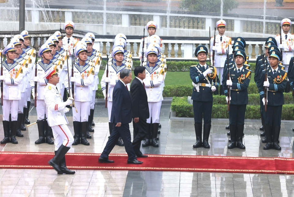 Торжественная церемония приветствия Генерального секретаря, Президента Лаоса Тхонглуна Сисулита и его супруги, прибывших с государственным визитом во Вьетнам. Фото: ВИА.