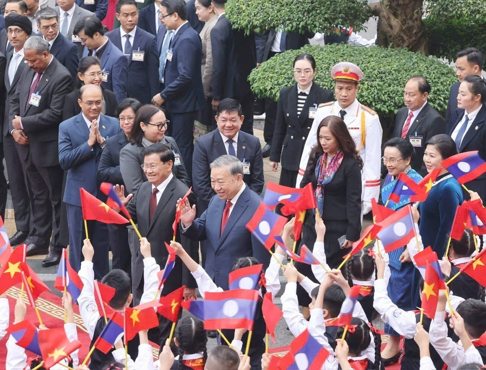 Торжественная церемония приветствия Генерального секретаря, Президента Лаоса Тхонглуна Сисулита и его супруги, прибывших с государственным визитом во Вьетнам. Фото: ВИА.