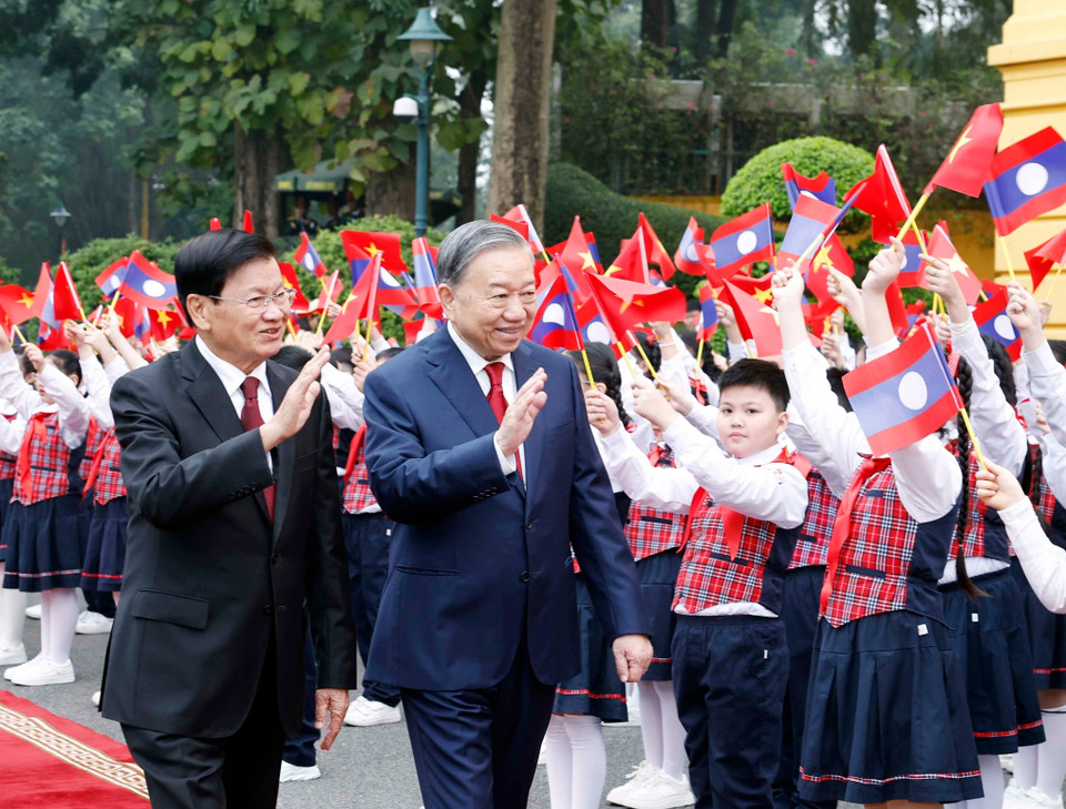 Дети Ханоя тепло приветствуют Генерального секретаря, Президента Лаоса Тхонглуна Сисулита и его супругу, прибывших с государственным визитом во Вьетнам. Фото: ВИА.