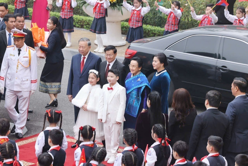 Генеральный секретарь То Лам и его супруга вместе с Генеральным секретарём, Президентом Лаоса Тхонглуном Сисулитом и его супругой делают совместное фото на церемонии приветствия. Фото: ВИА.